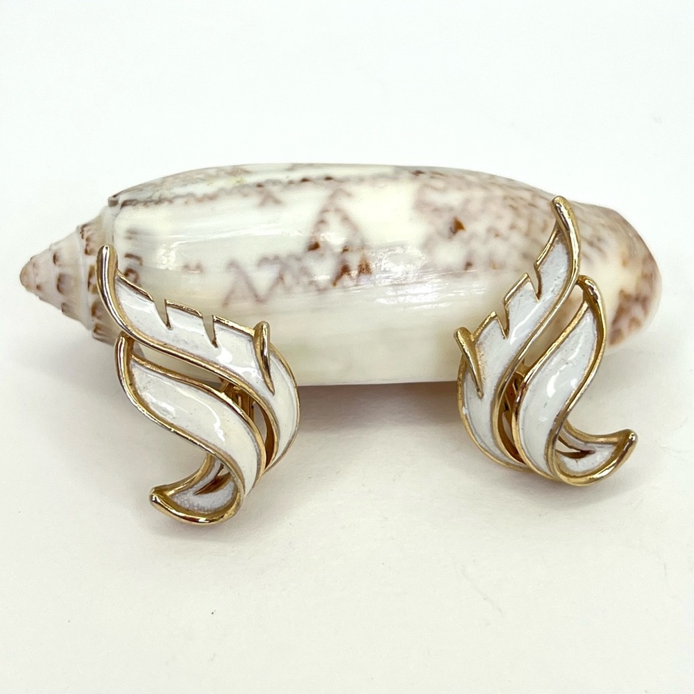 Trifari White feather gold tone Clip On earrings